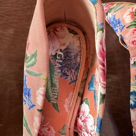 43. SALE-Authentic Gianni Bini Leather Floral High Heels - Picture 3 of 5